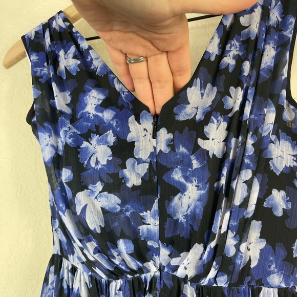 ML Monique Lhuilier Melanie Sleeveless Floral V Neck Pleated Gown Blue Size 4 - Picture 5 of 7